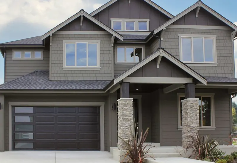 Craftsman house with a dark Hörmann Clima Tech garage door